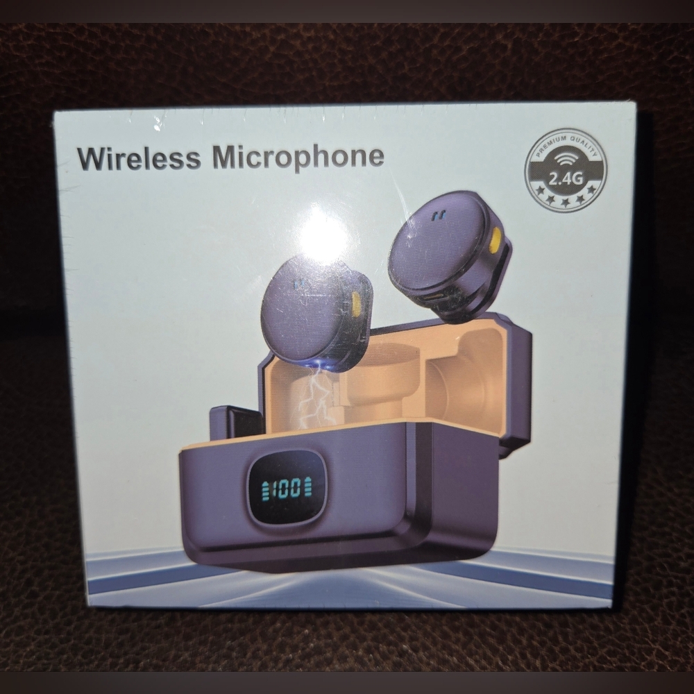 Wireless Microphone Set with Charging Case - Picture 2 of 4